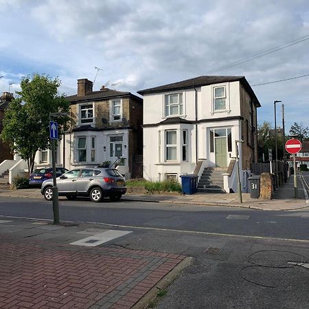 Amazing En-Suite Apartment In Finchley Central Лондон Екстериор снимка