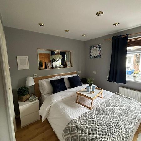 Amazing En-Suite Apartment In Finchley Central Лондон Екстериор снимка