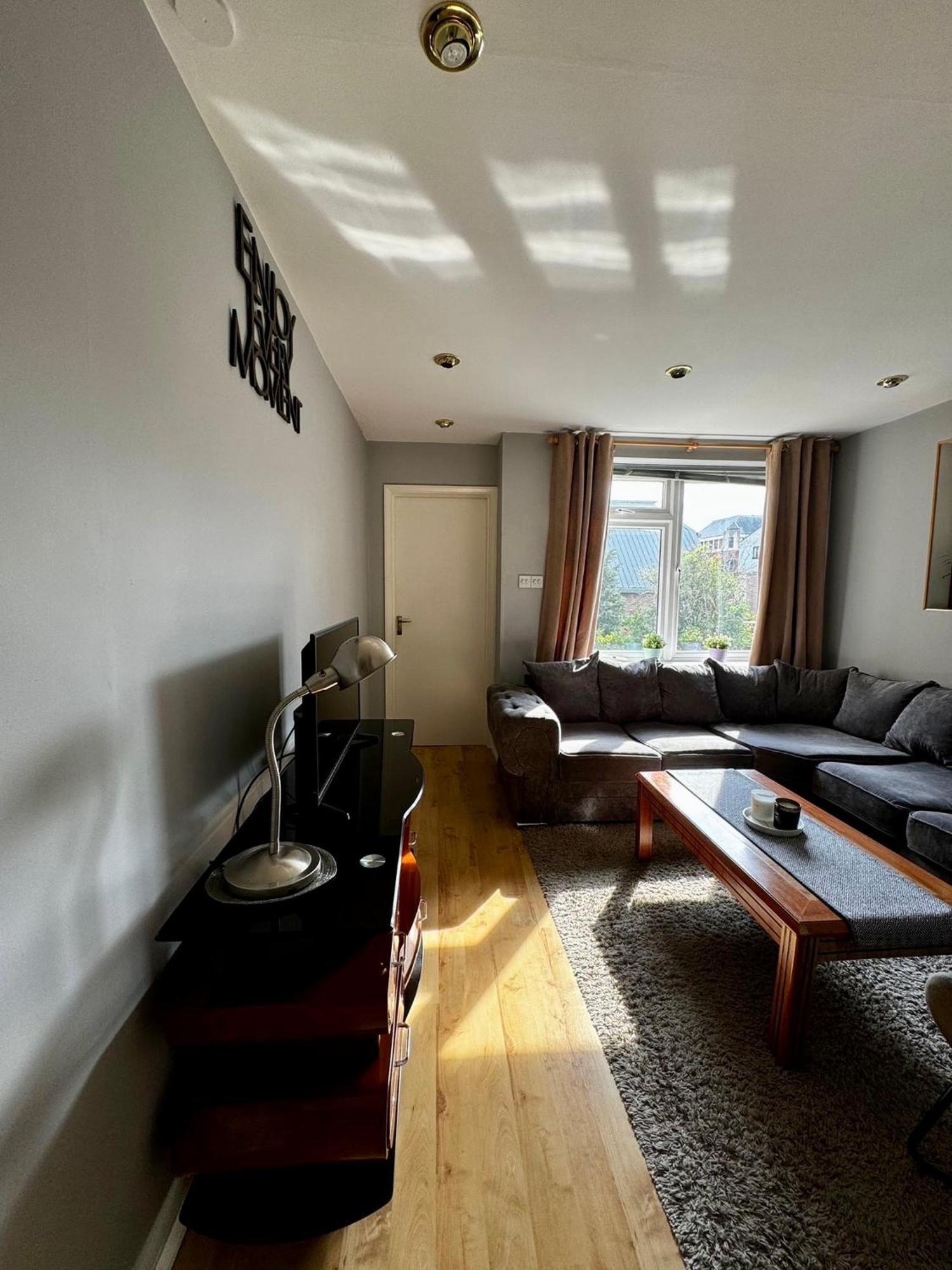 Amazing En-Suite Apartment In Finchley Central Лондон Екстериор снимка