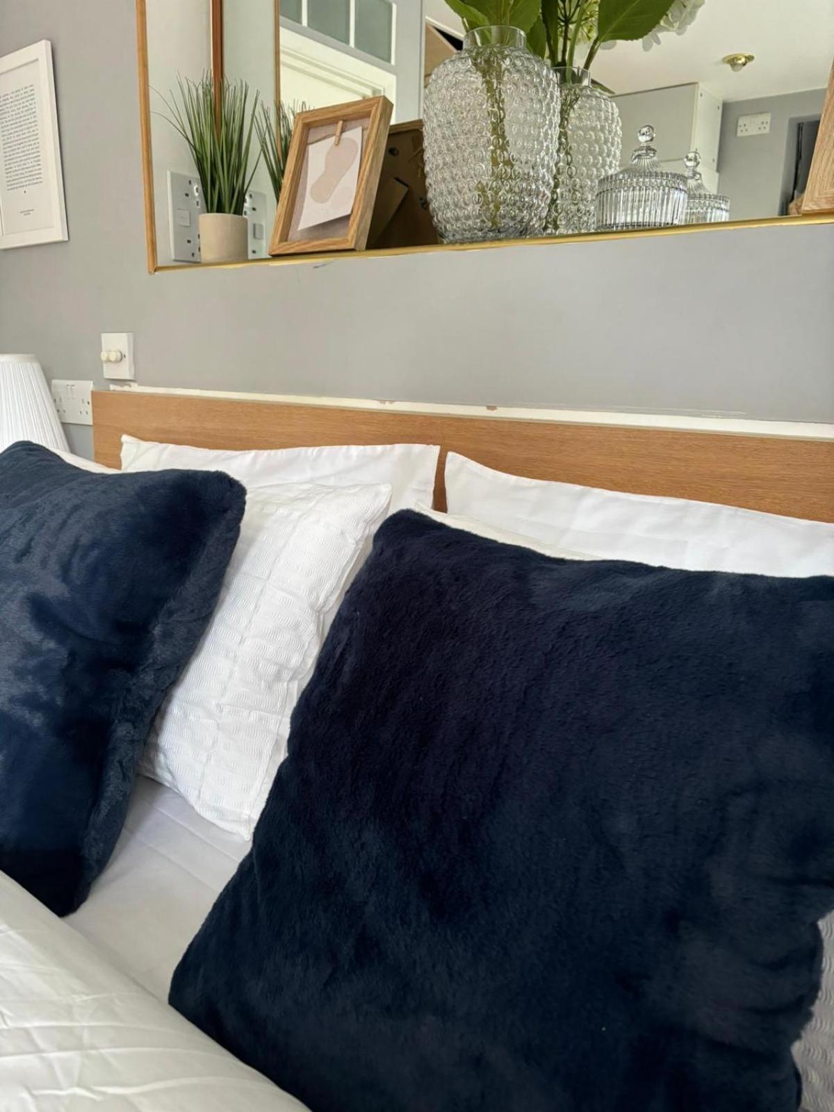 Amazing En-Suite Apartment In Finchley Central Лондон Екстериор снимка