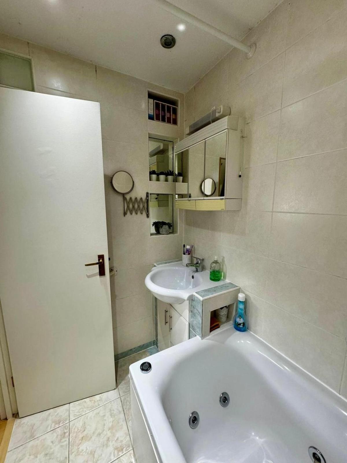 Amazing En-Suite Apartment In Finchley Central Лондон Екстериор снимка