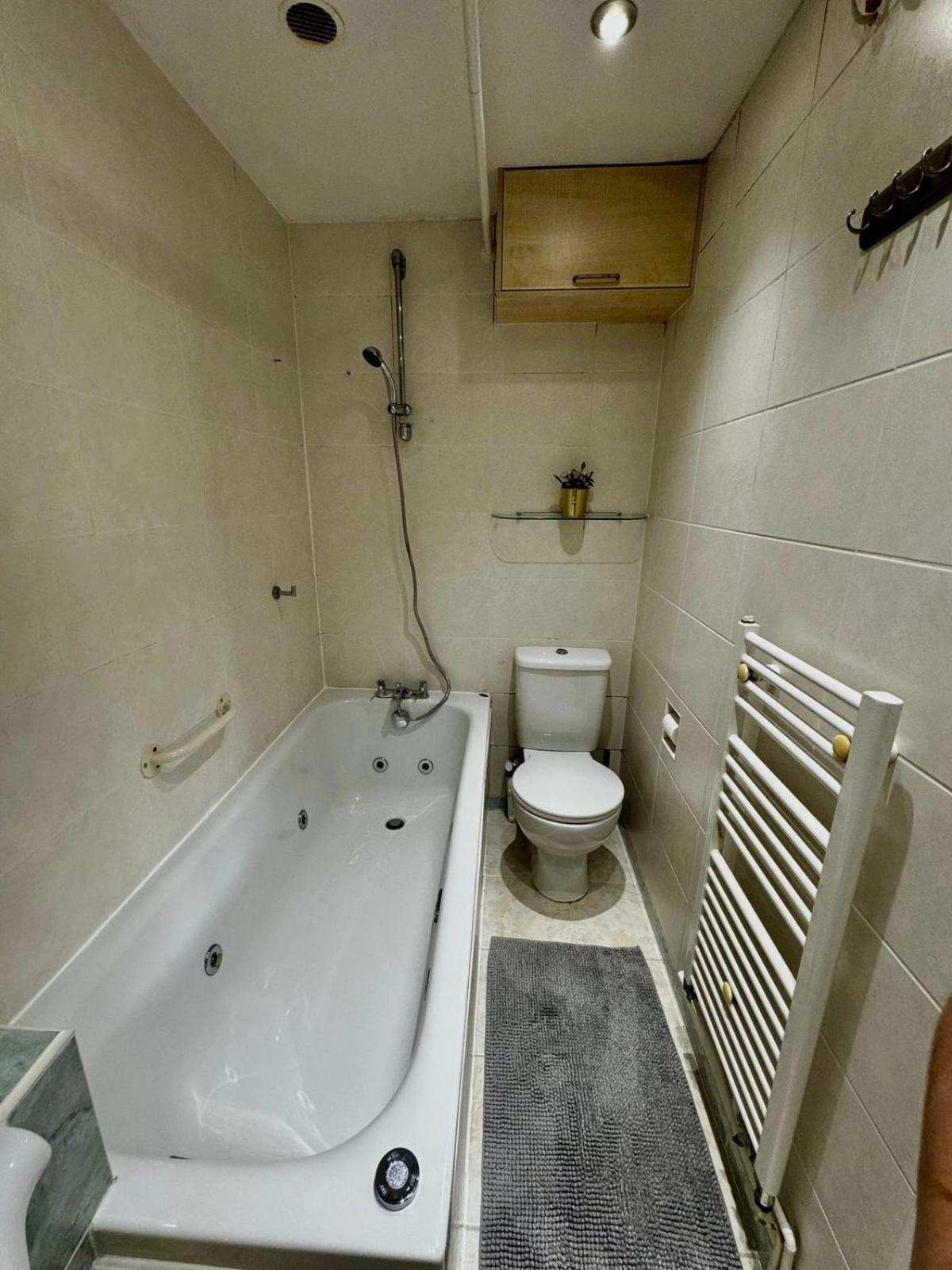 Amazing En-Suite Apartment In Finchley Central Лондон Екстериор снимка