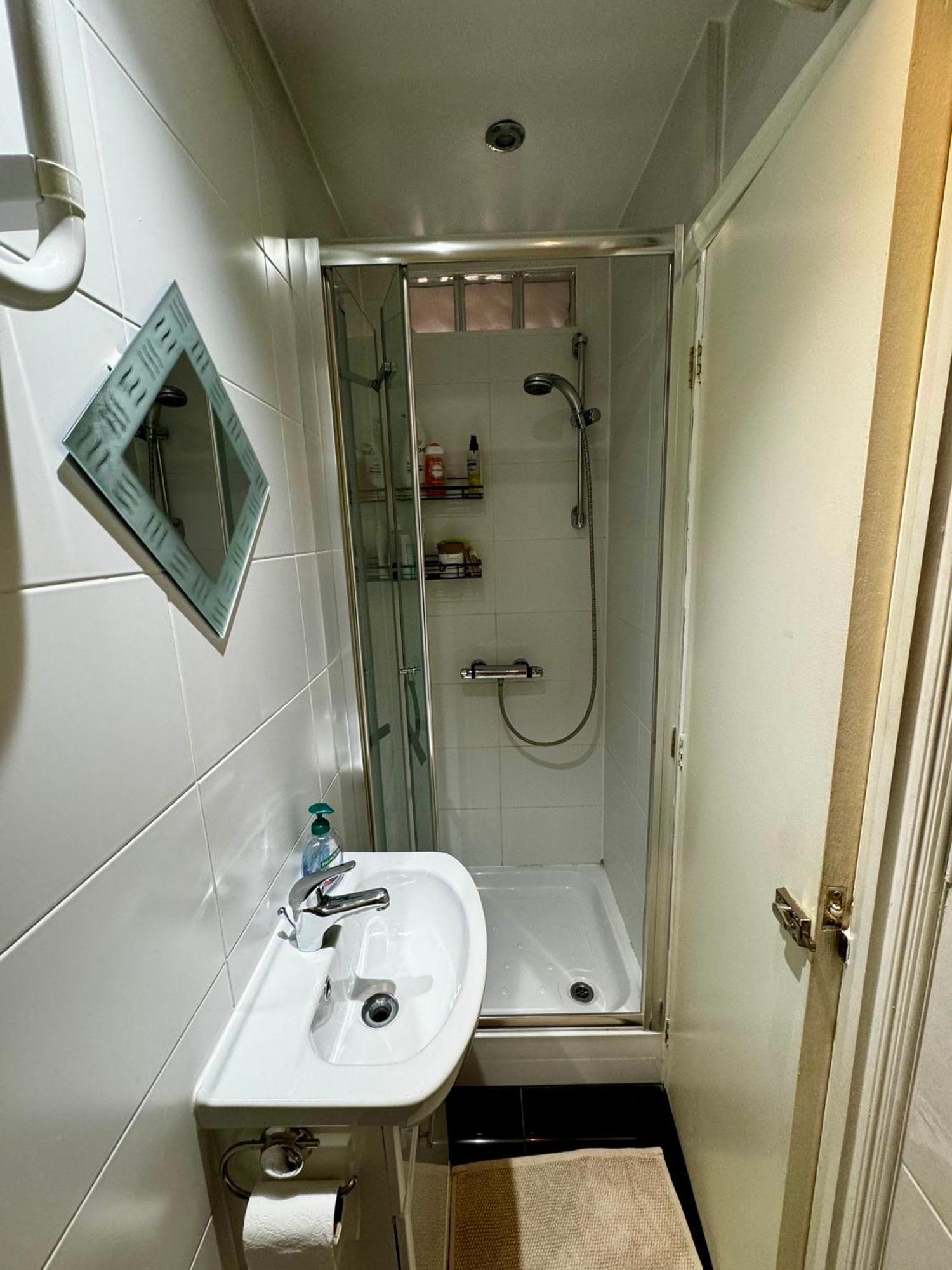 Amazing En-Suite Apartment In Finchley Central Лондон Екстериор снимка