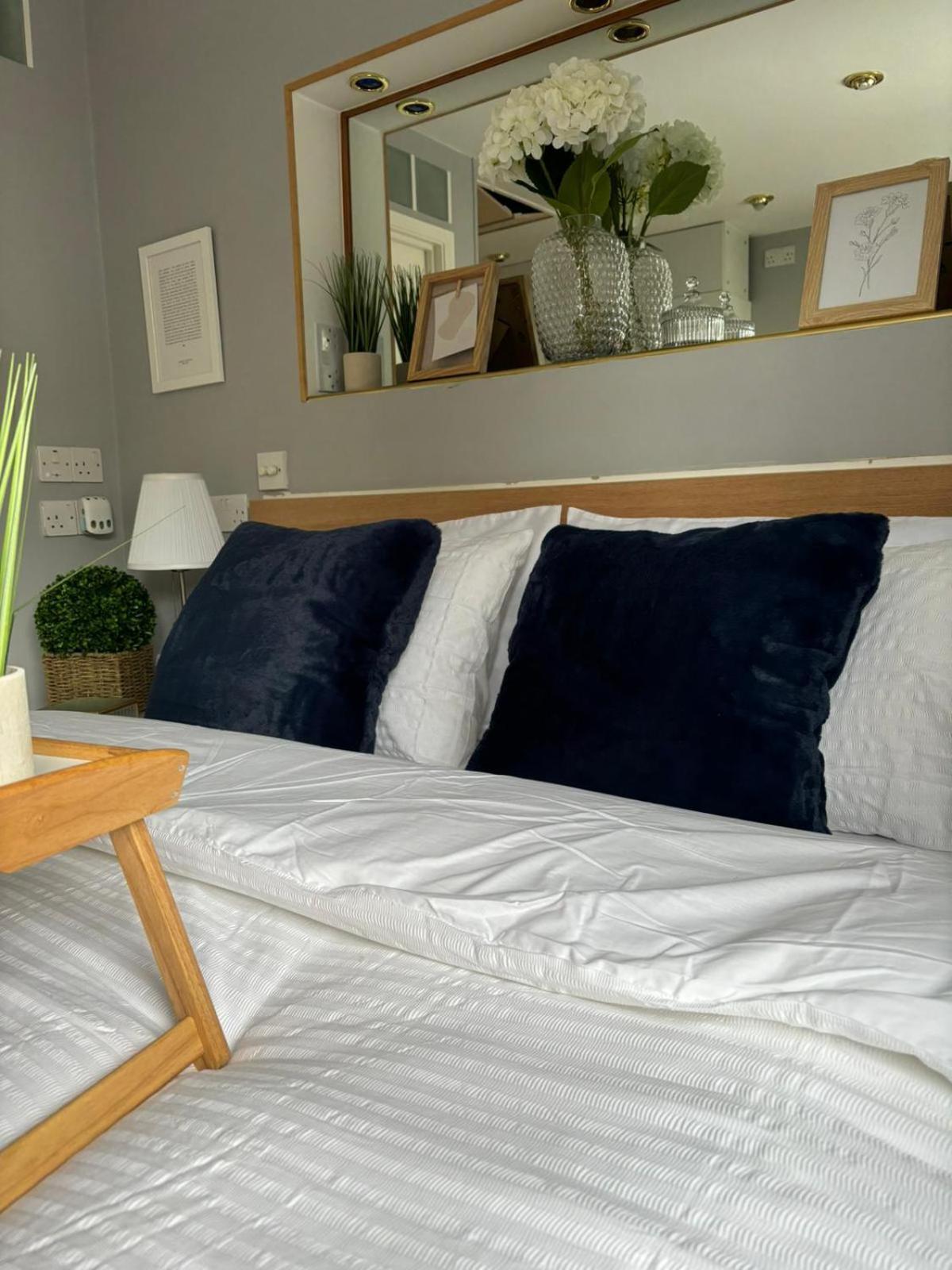 Amazing En-Suite Apartment In Finchley Central Лондон Екстериор снимка
