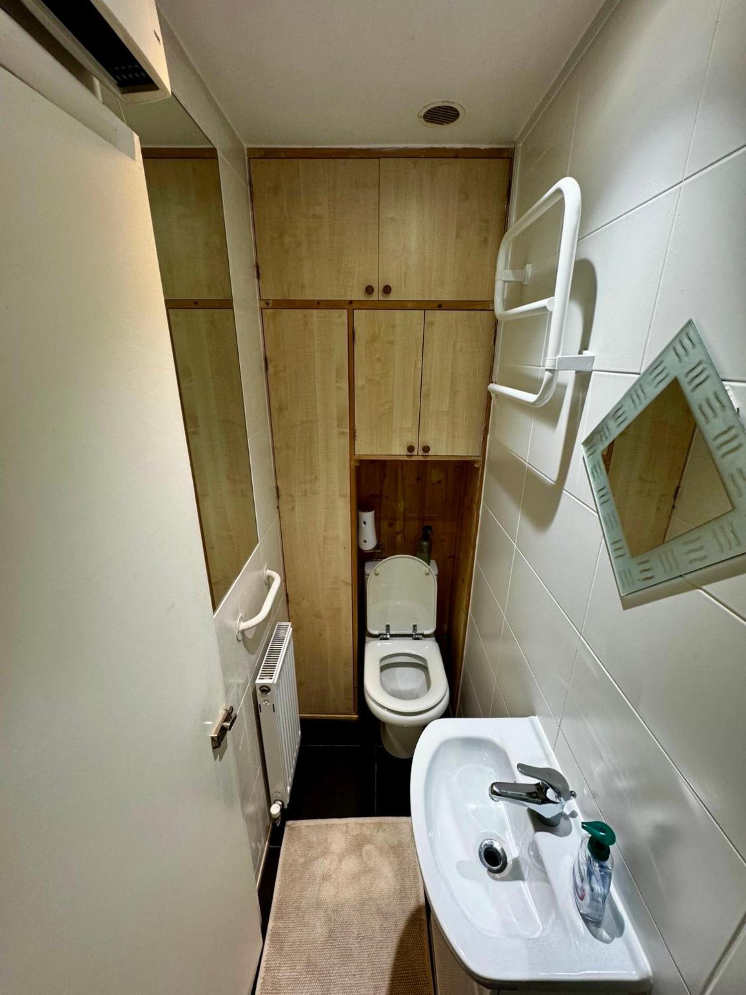 Amazing En-Suite Apartment In Finchley Central Лондон Екстериор снимка