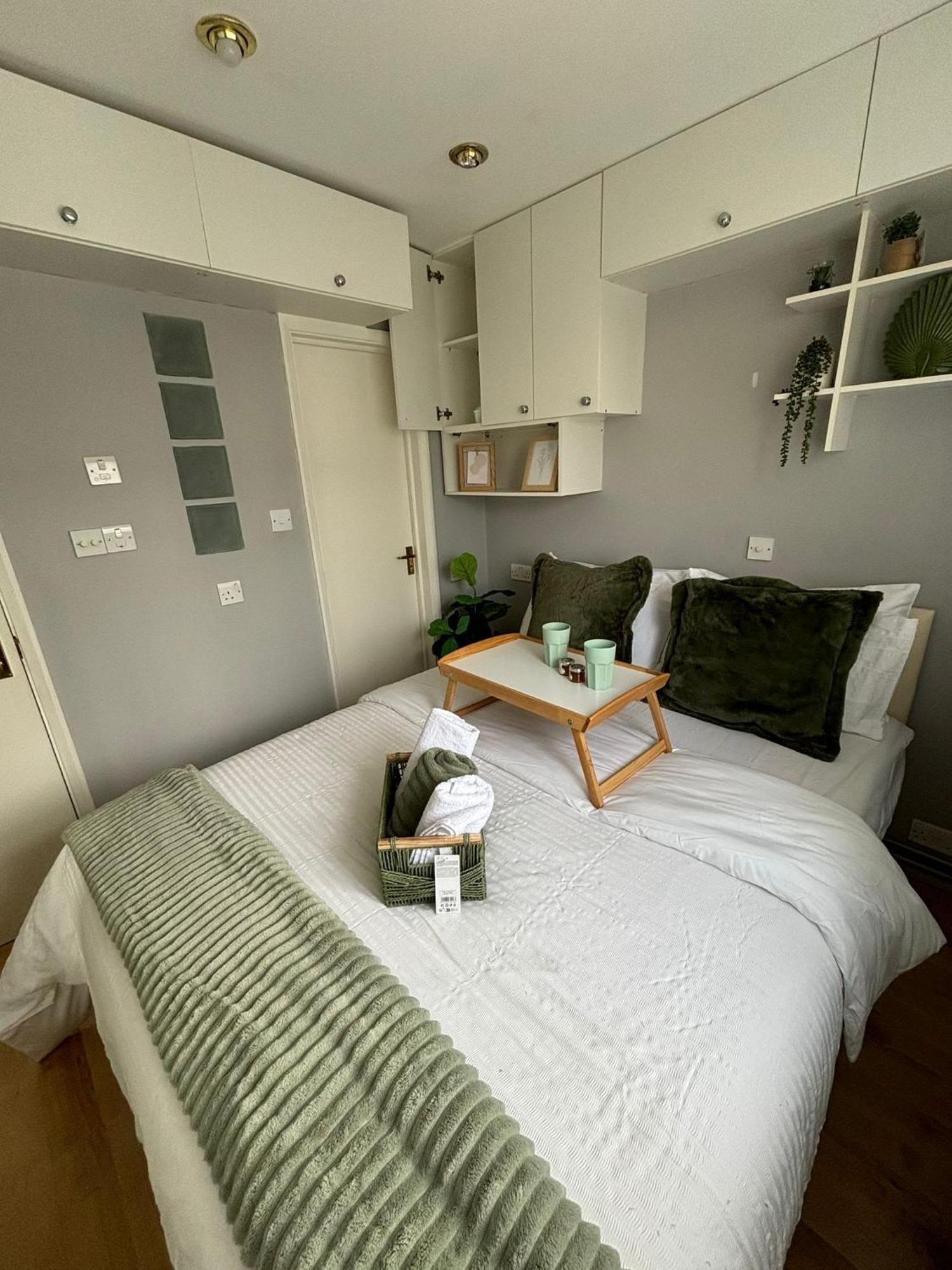 Amazing En-Suite Apartment In Finchley Central Лондон Екстериор снимка