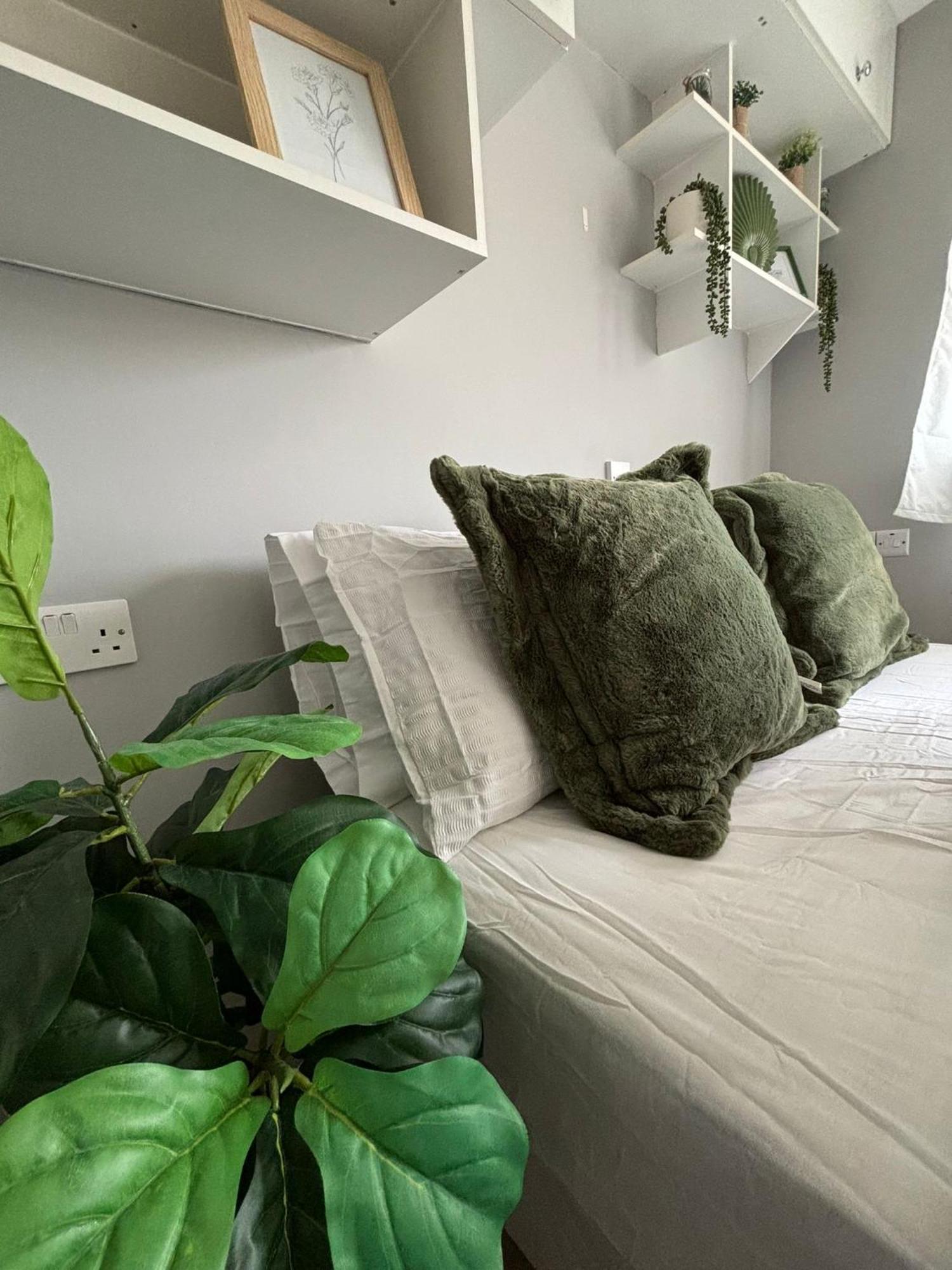 Amazing En-Suite Apartment In Finchley Central Лондон Екстериор снимка
