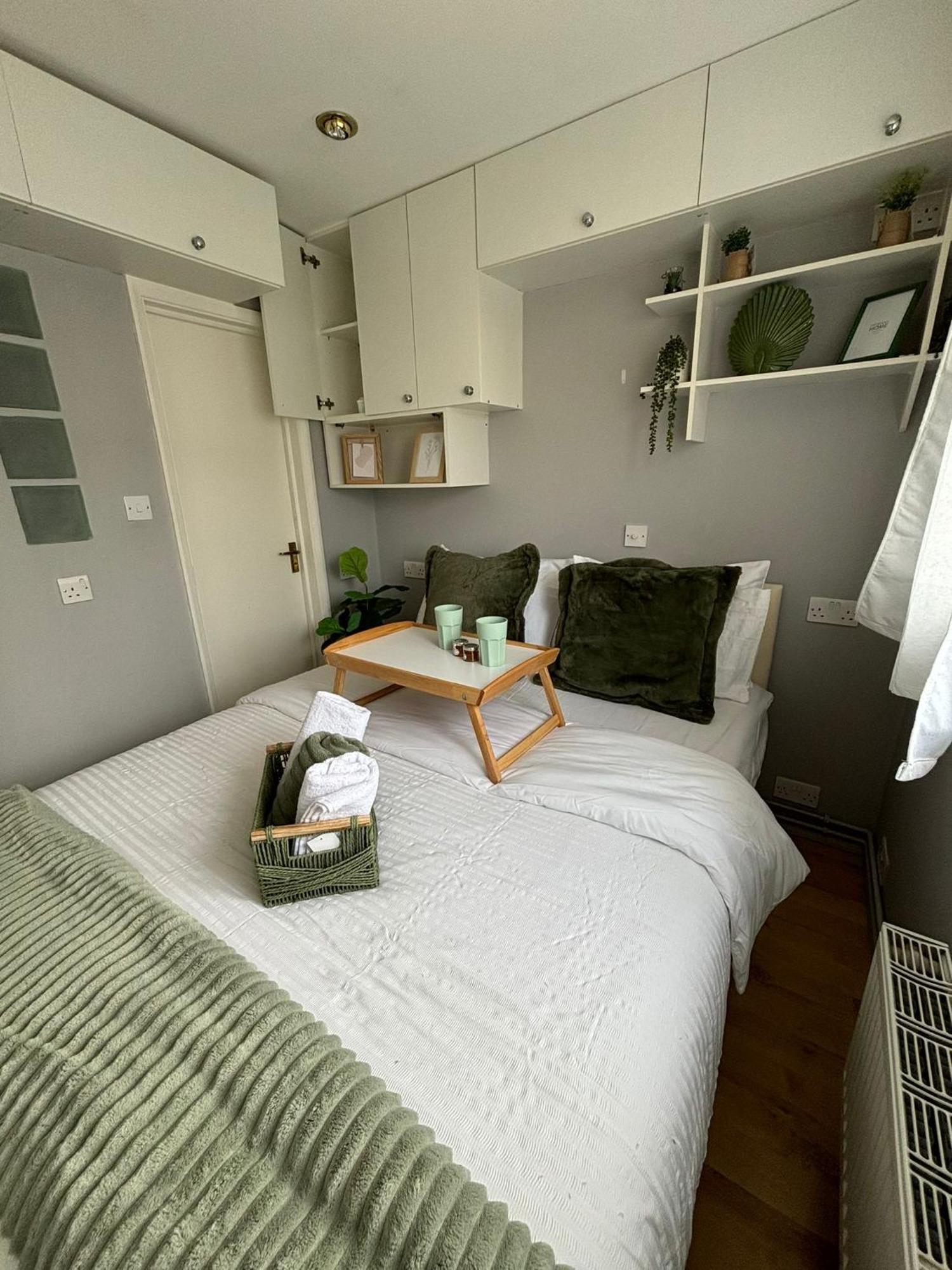 Amazing En-Suite Apartment In Finchley Central Лондон Екстериор снимка