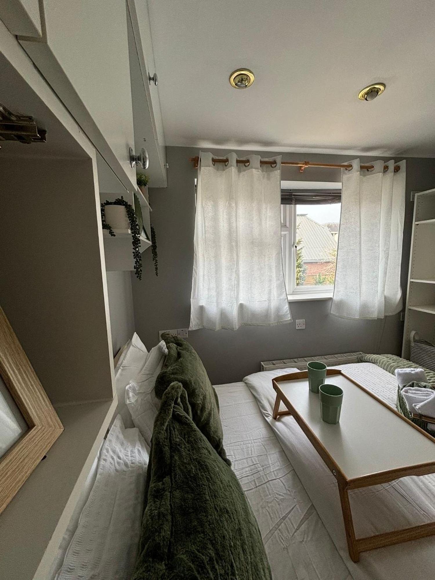 Amazing En-Suite Apartment In Finchley Central Лондон Екстериор снимка