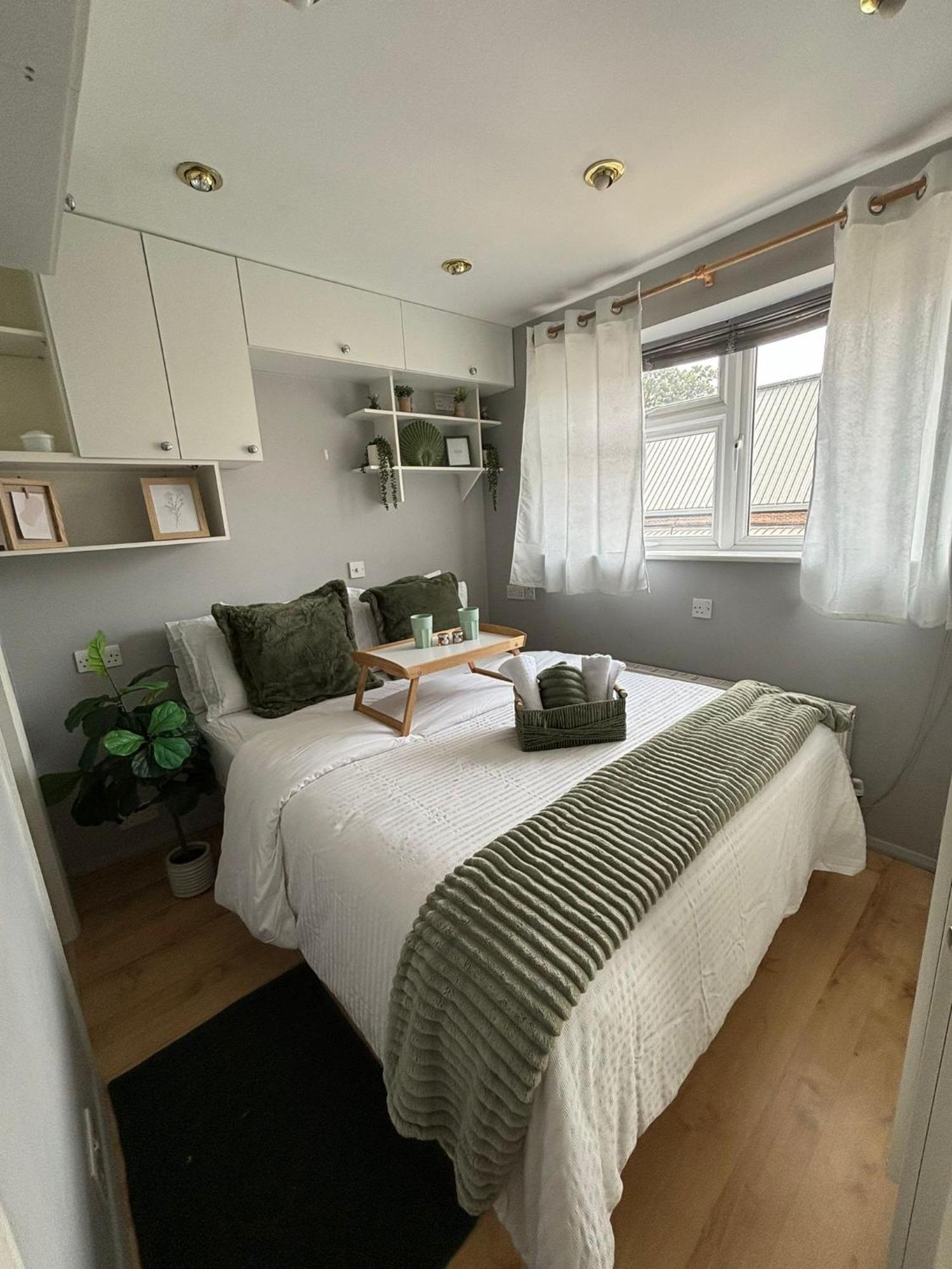 Amazing En-Suite Apartment In Finchley Central Лондон Екстериор снимка